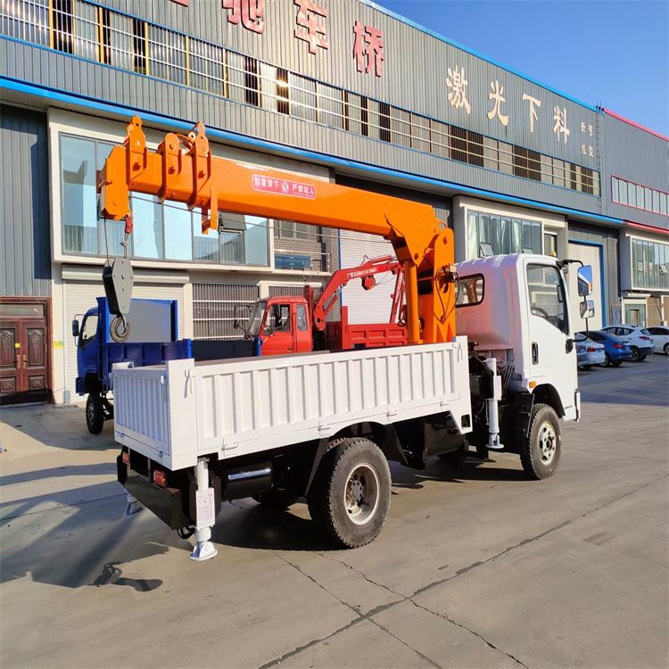 张家口市三轮随车吊定制 农用改装机自备吊中瑞长期出售